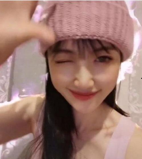 网友爆料吊带背心视频,性感魅力引热议